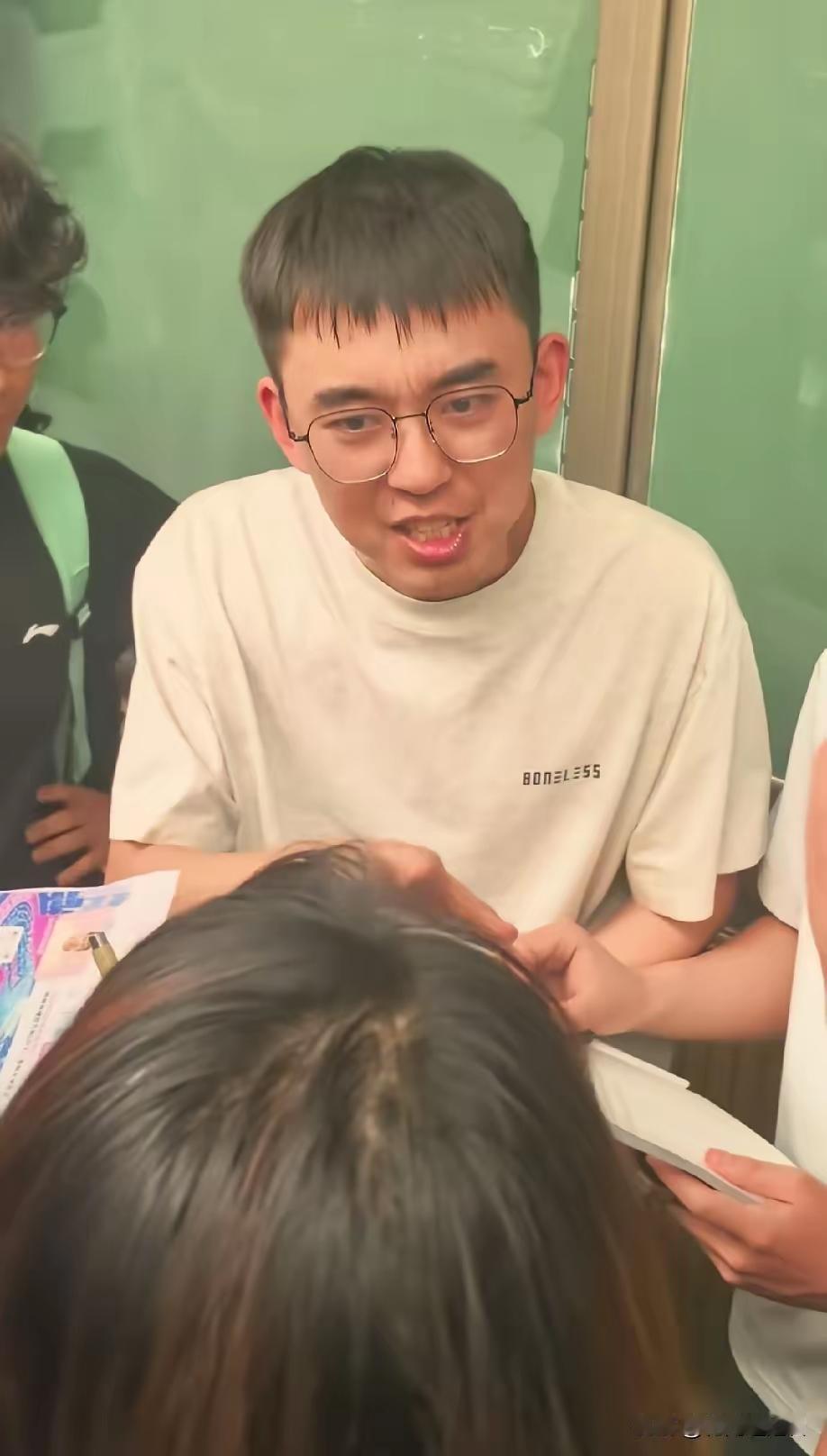 今天全国最让人佩服的就是吉林大学了，在这个风口浪尖的时候他竟然把耿同学请回来