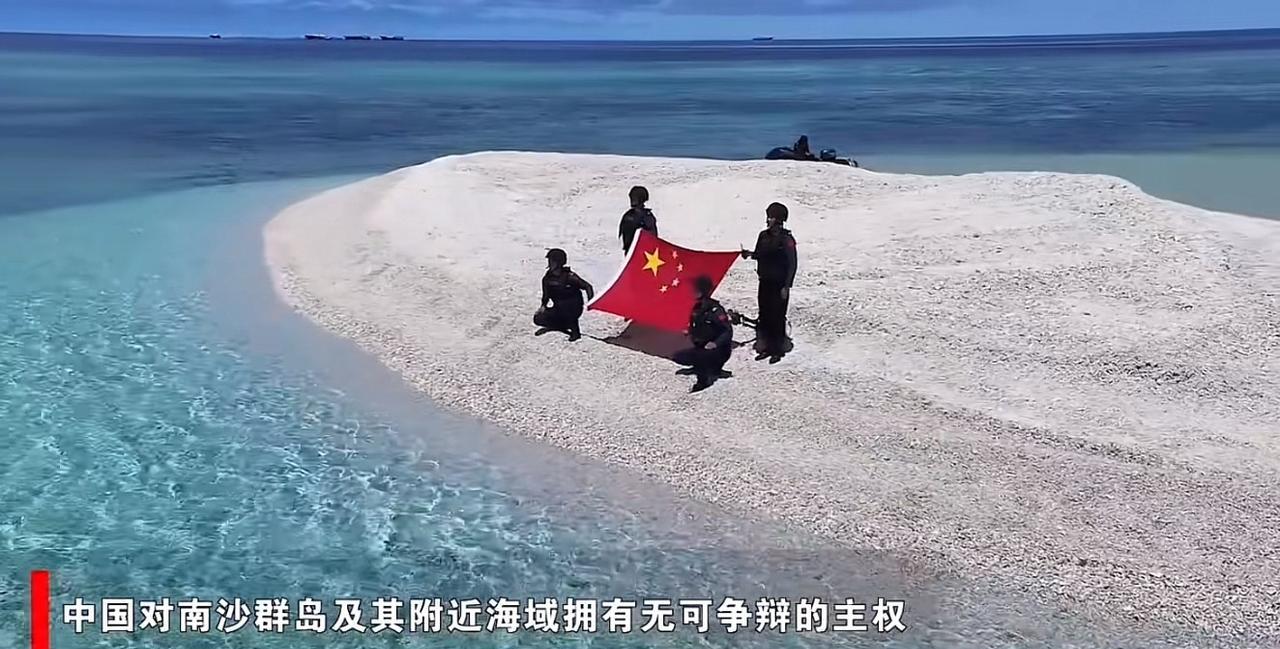 从新华社公布的中国海警在铁线礁执法视频看，菲律宾公务船上人员确实非法登上了沙洲，