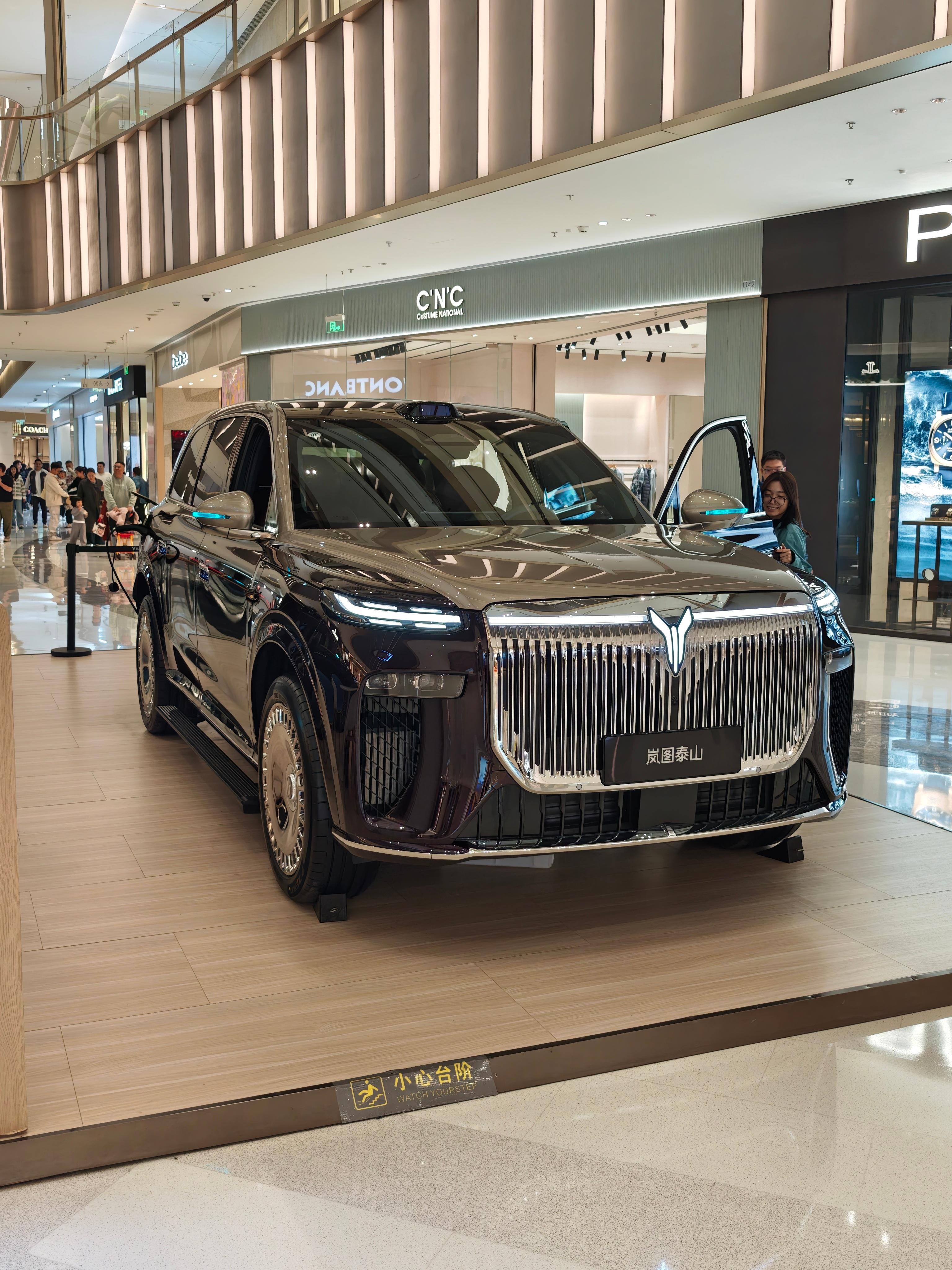 在商场看了下岚图泰山和智己LS9，两台最新的大型SUV。泰山确实有更强的高档感，