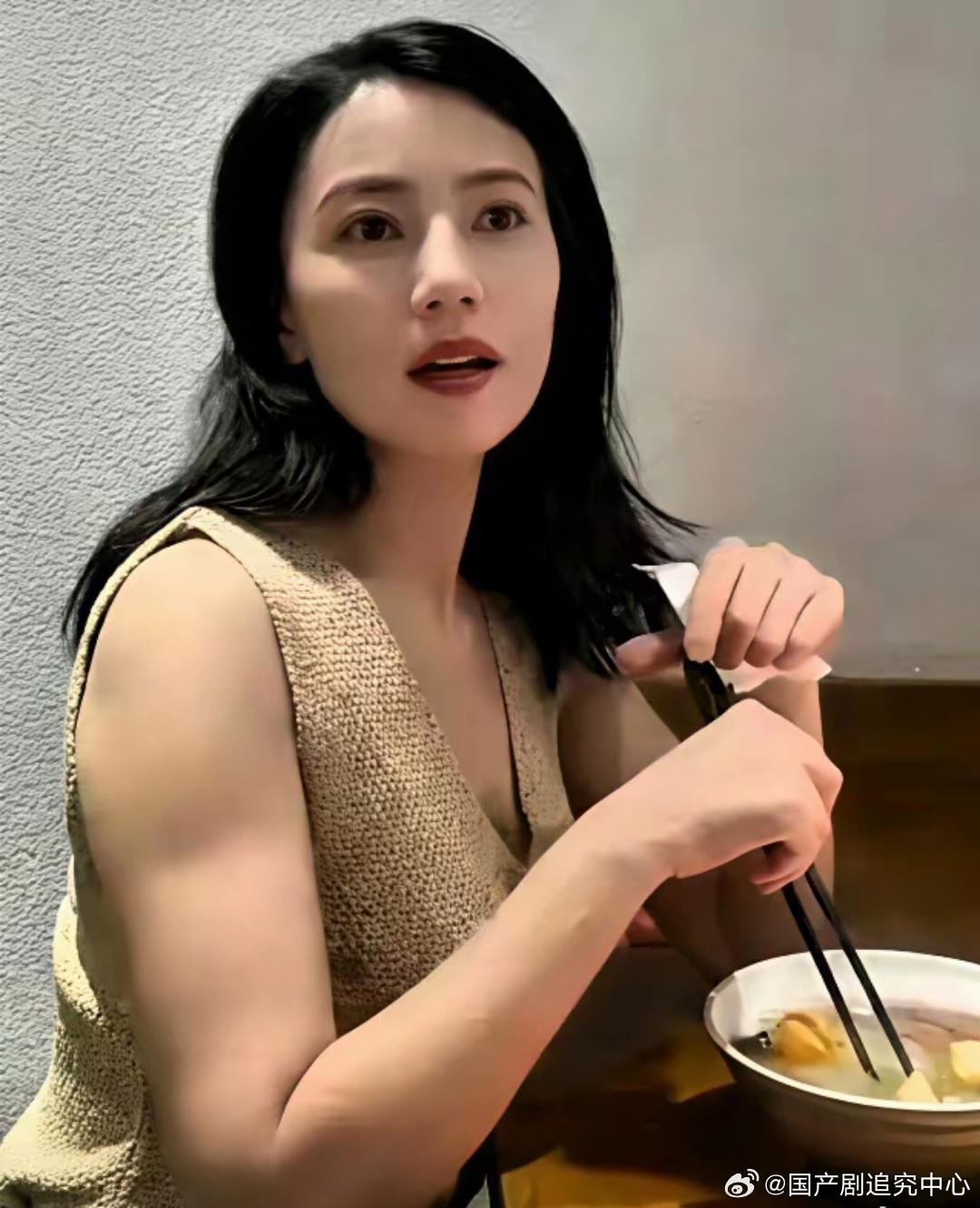 高圆圆估计是练过力量，手臂粗了一圈，看起来更有女人味了