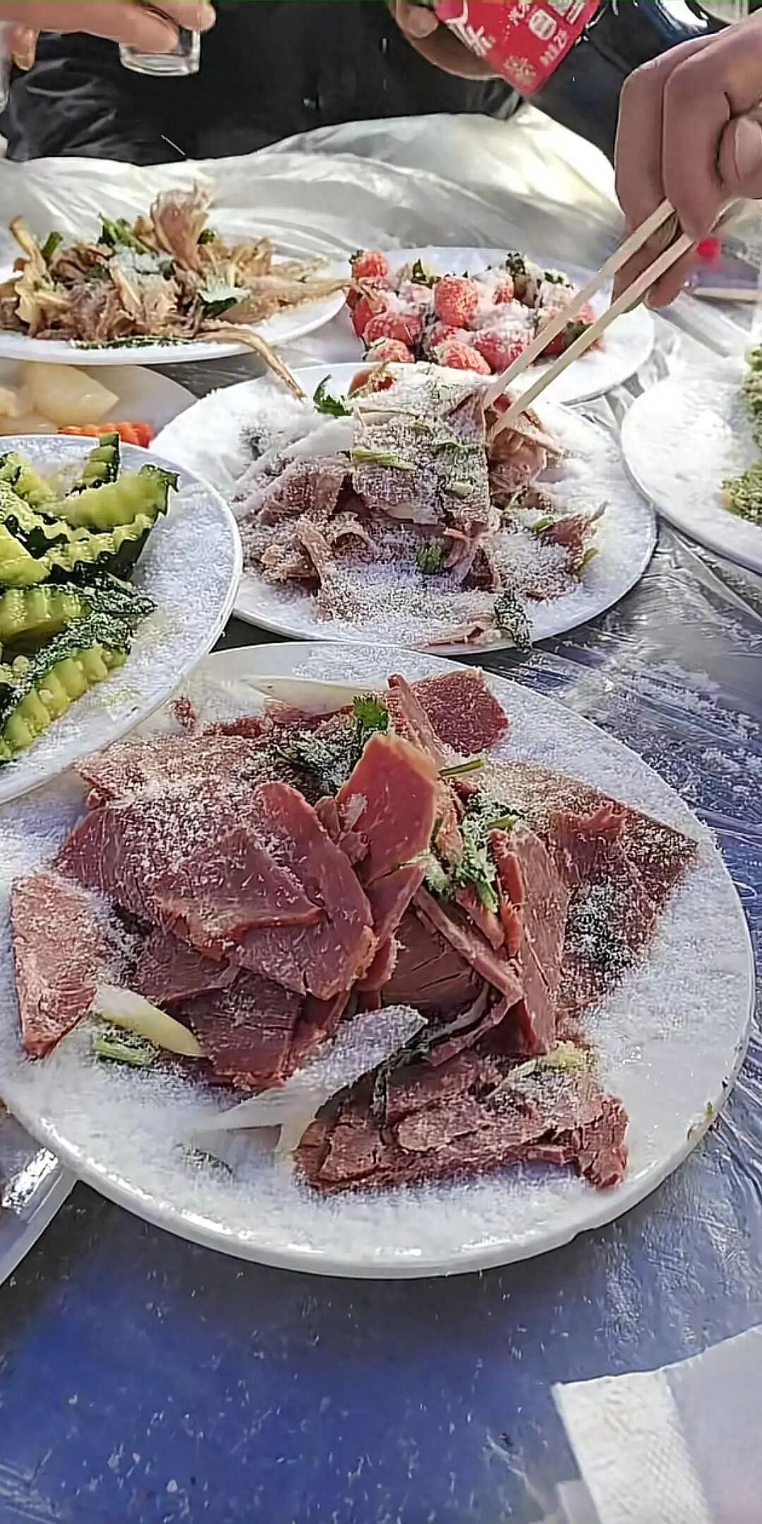 这心态真不错！河南周口，一男子到村民家吃席，结果本来是户外场，又赶上当天下雪，菜