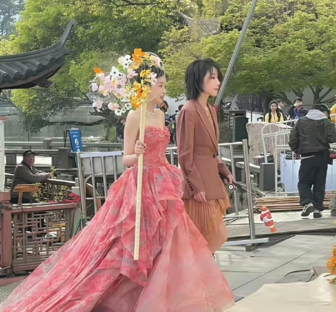 32岁孙怡线下粉裙生图像个小姑娘一样真可爱！​​​