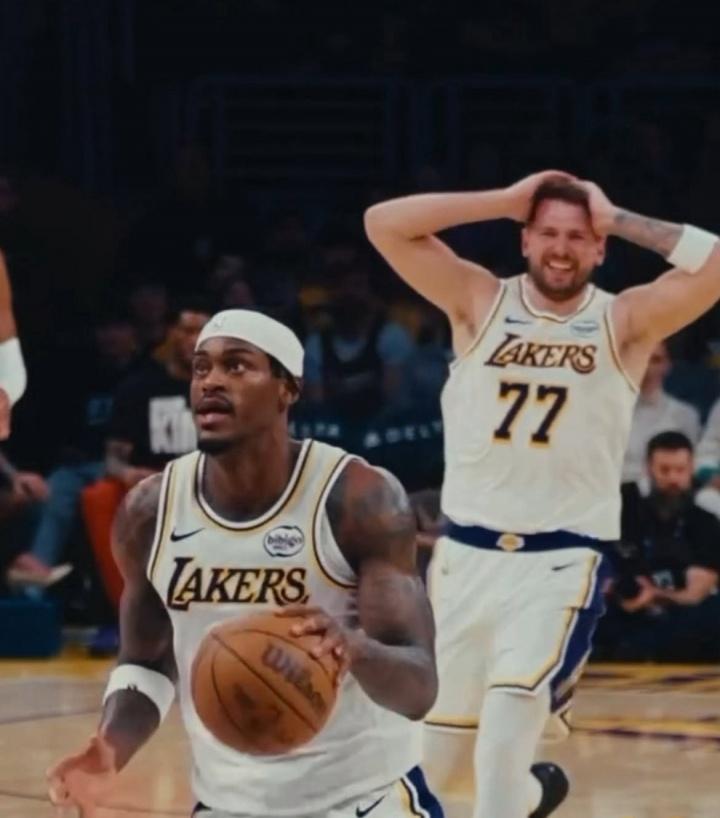 范德彪这个“单手变向”，把湖人球迷腰都闪了~东契奇在身后抱头，而很多看直播的