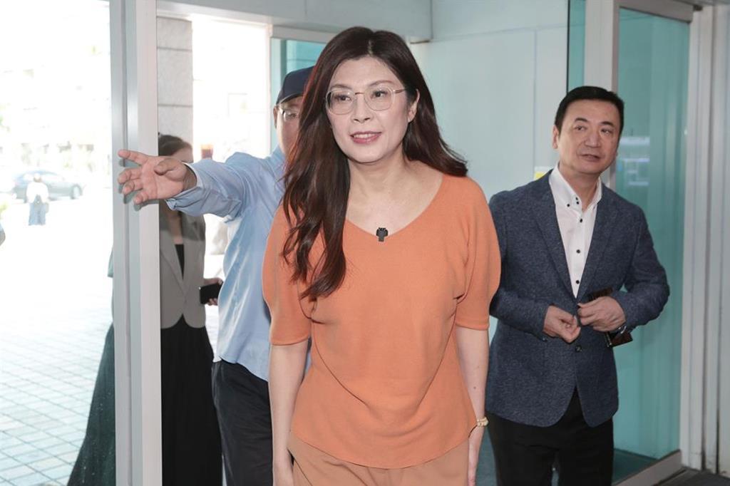 台湾省学者邱毅教授表示，本来十拿九稳的国民党主席候选人郑丽文，现在已经失去了台湾