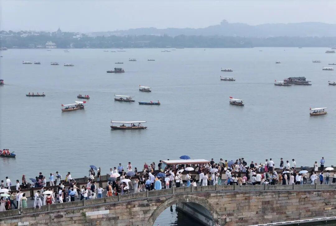 外地游客们，来杭州千万不要穿短袖，更不要穿毛衣！因为杭州实在是太热了！昨天西