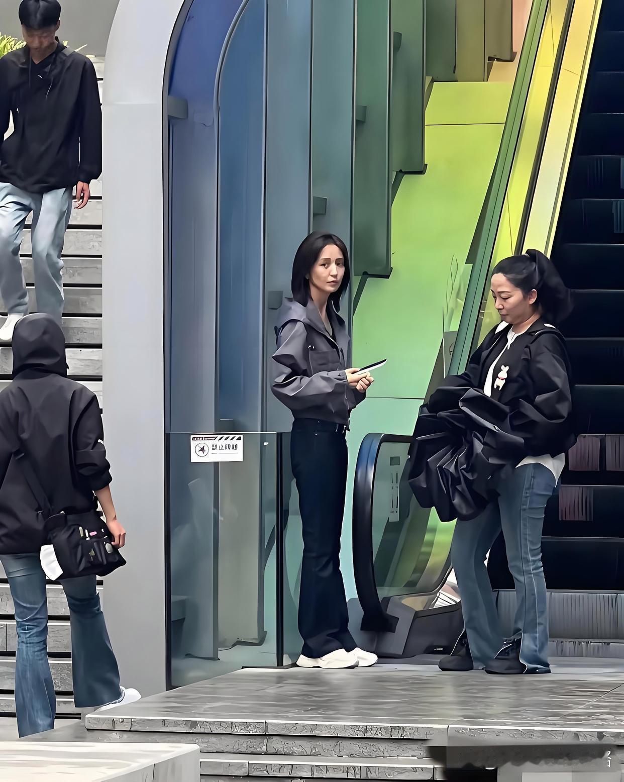 我滴个乖乖！电视里那么有气质的女神，没想到就这个样，真想不到呀……