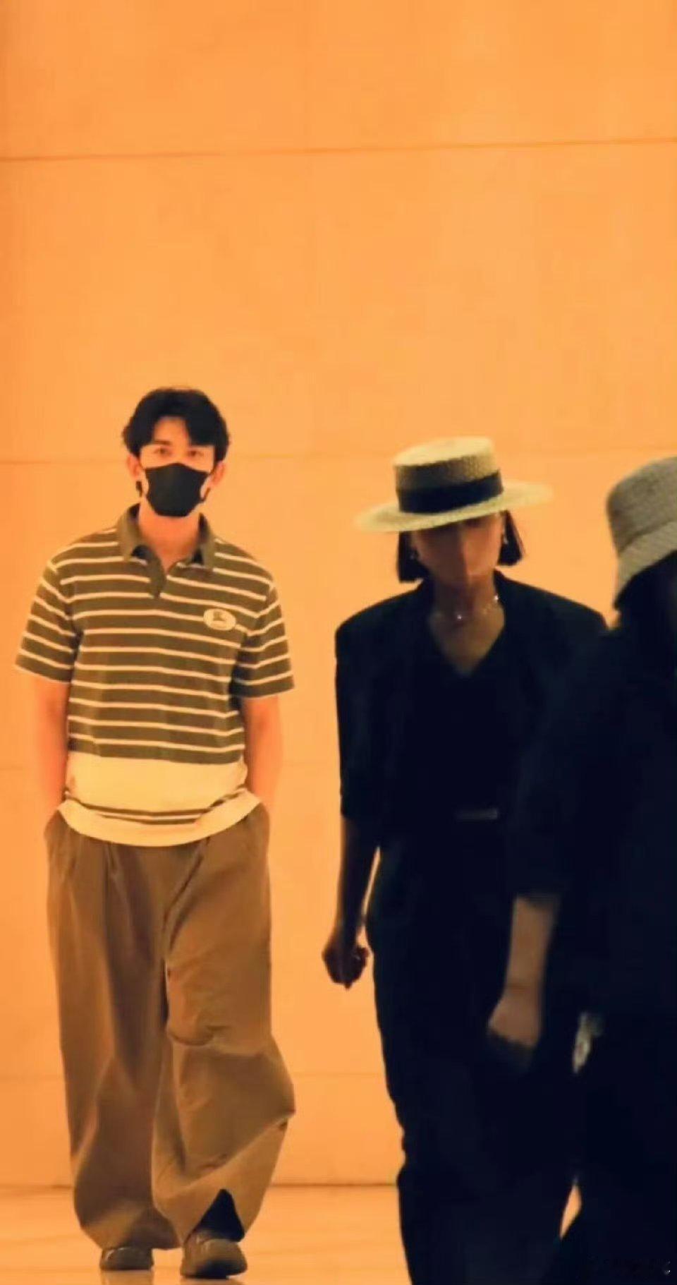 吴磊妈妈气场今年6月，与妈妈👩的合照🎥中，妈妈👩明明没有露面，却是气场