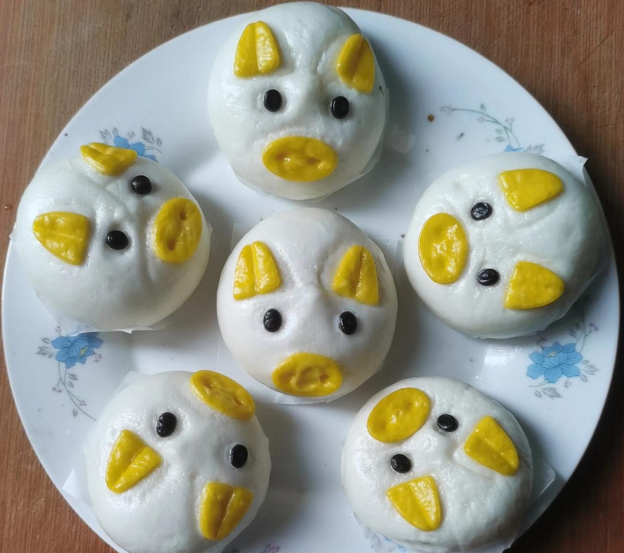 跟邻居去超市买菜，看到她在冷冻食品的地方，拿了两袋猪猪奶黄包。邻居说，这个猪猪