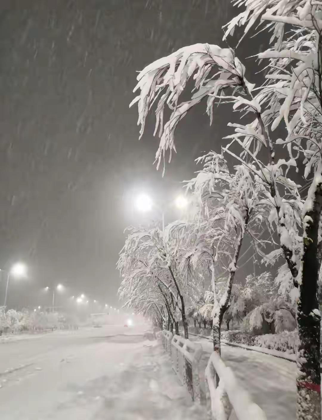 乌鲁木齐在短时间内经历的强降雪和降水，是一次极端天气事件，给当地的生活和交通带来