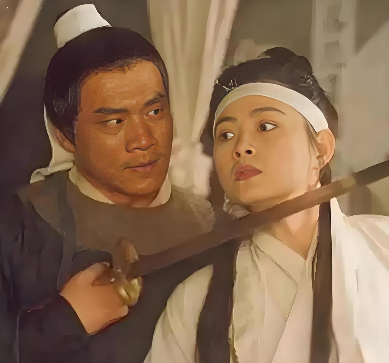 1998年《水浒传》爆火，饰演武松的丁海峰与饰演潘金莲的王思懿因戏生情，绯闻传到