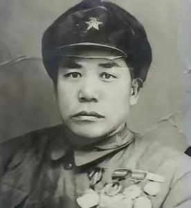 一次白刃战中，一名身高1米92，体重200斤的中国战士，突然大喊着杀入日军。平均