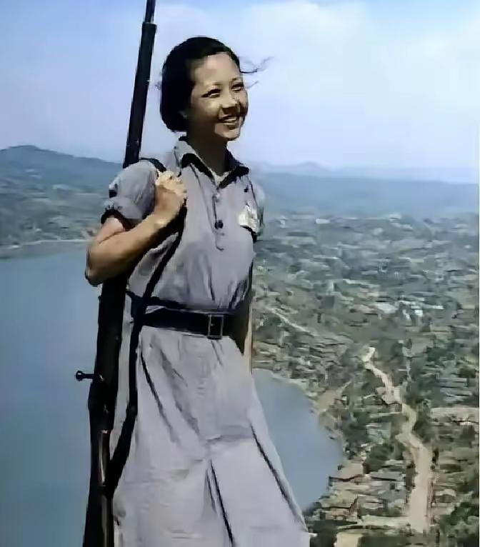 1938年重庆，陈炯明的最小女儿15岁，穿破棉袄、背老枪，站在南山防空哨，盯东边