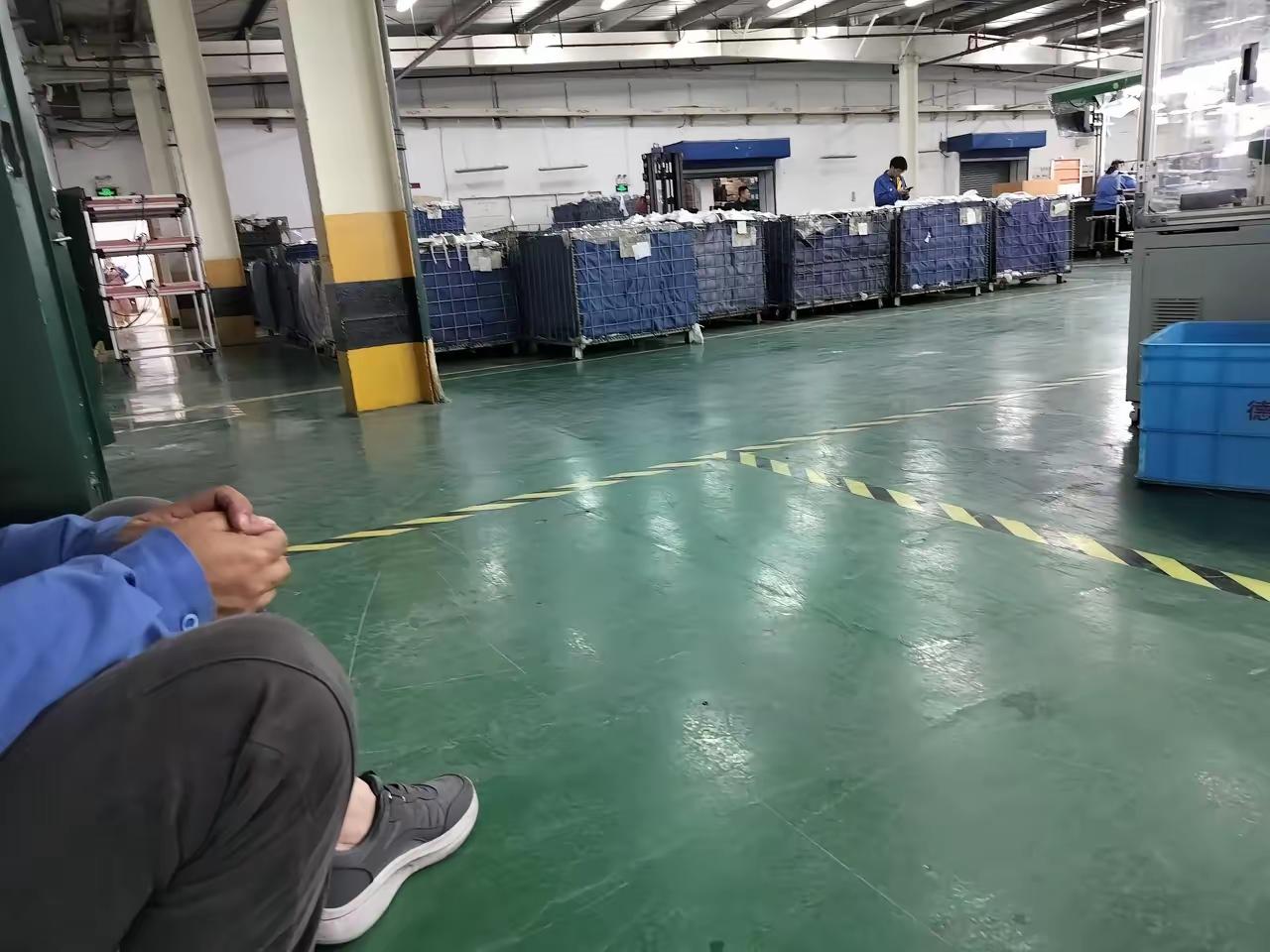 早上刚开线，一个40多岁的男的就和领班打了一架。流水线刚动起来，这男的原本做的挺