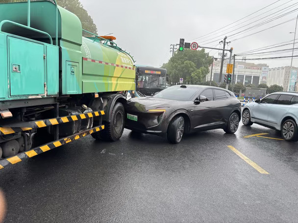 一不小心小塔亲上了，就干预了智驾一丢丢就完了完了#阿维塔07#修车