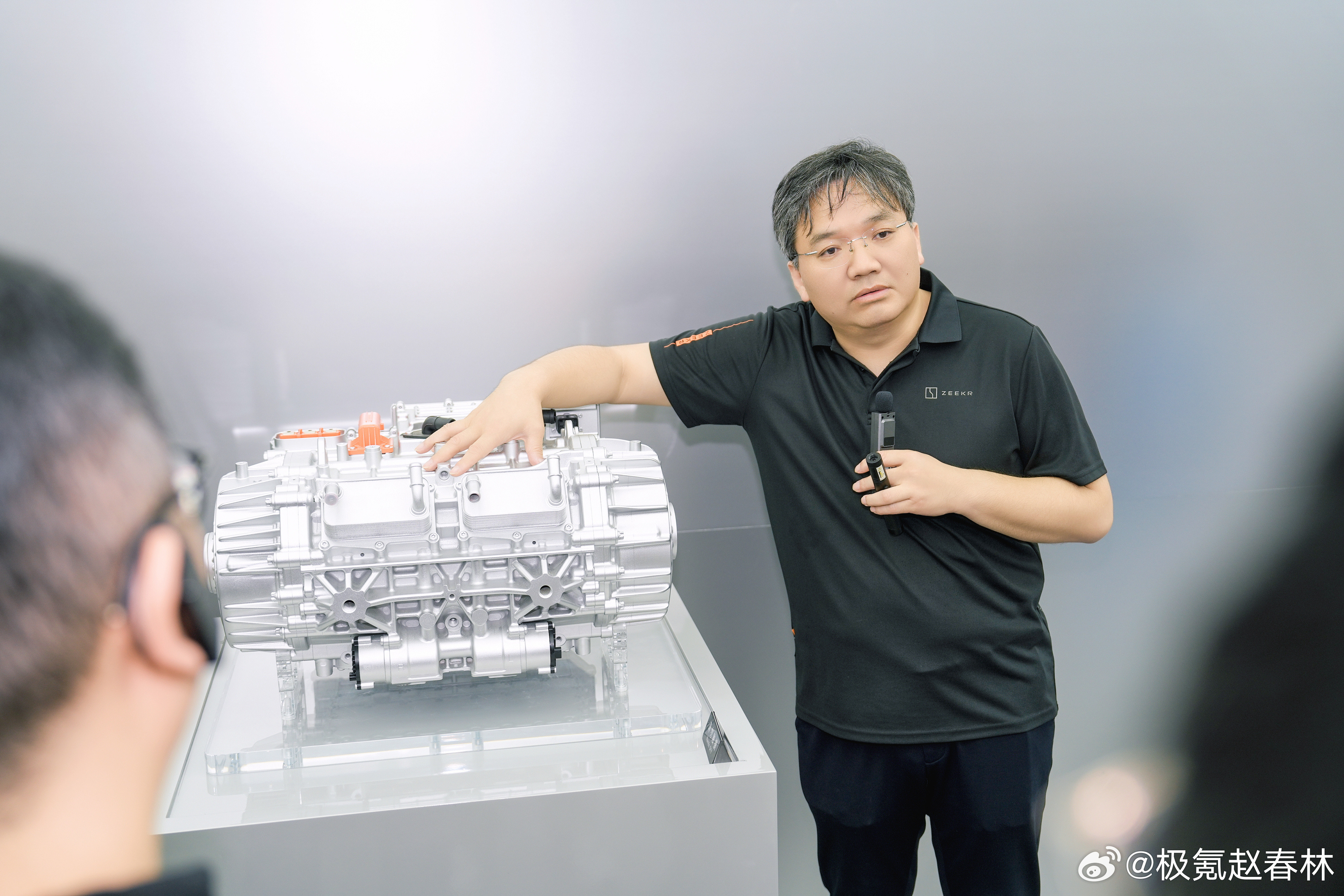 这是极氪后双电机，900V，（370*2）KW，全球最大的镁合金壳体，极氪9X和