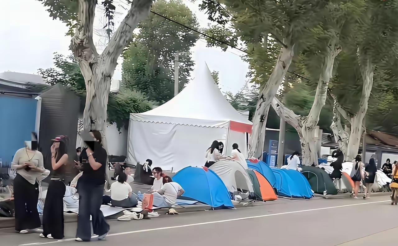 年轻这一代，看着高昂的房价，也是不打算买房的了，租房更实在点。车子只是代步工具，