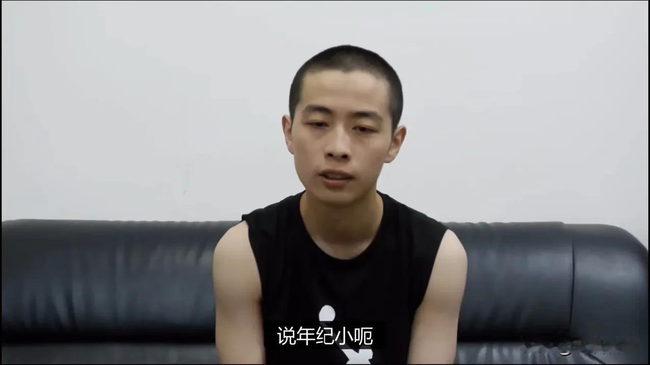 园区老板对彭宇轩说，你年龄小，考上大学了，前途一片光明！这里不适合你，我们都是求