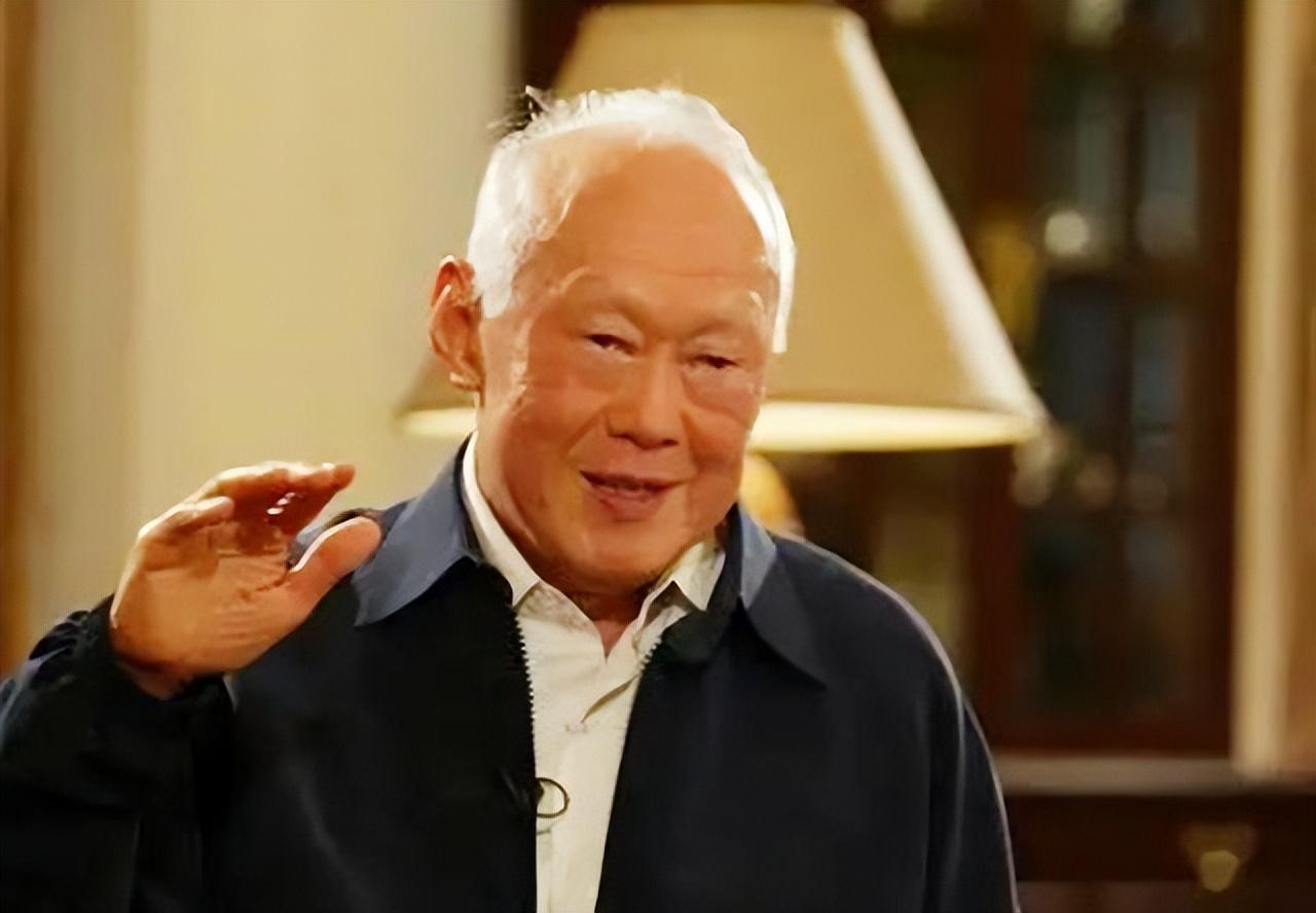 [点赞]1965年，新加坡宣布独立，李光耀当即决定废除汉语，并将官方语言改为英