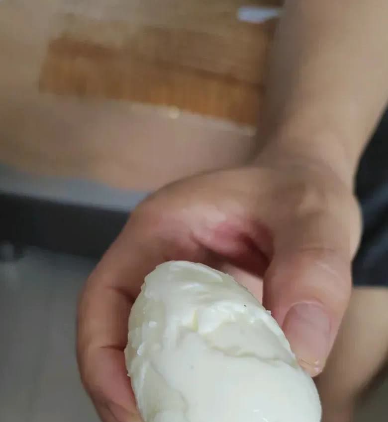 河北，一名男子早上煮了一个鸡蛋当早餐，煮好后他给捞了出来放到了冷水里，放了一分钟