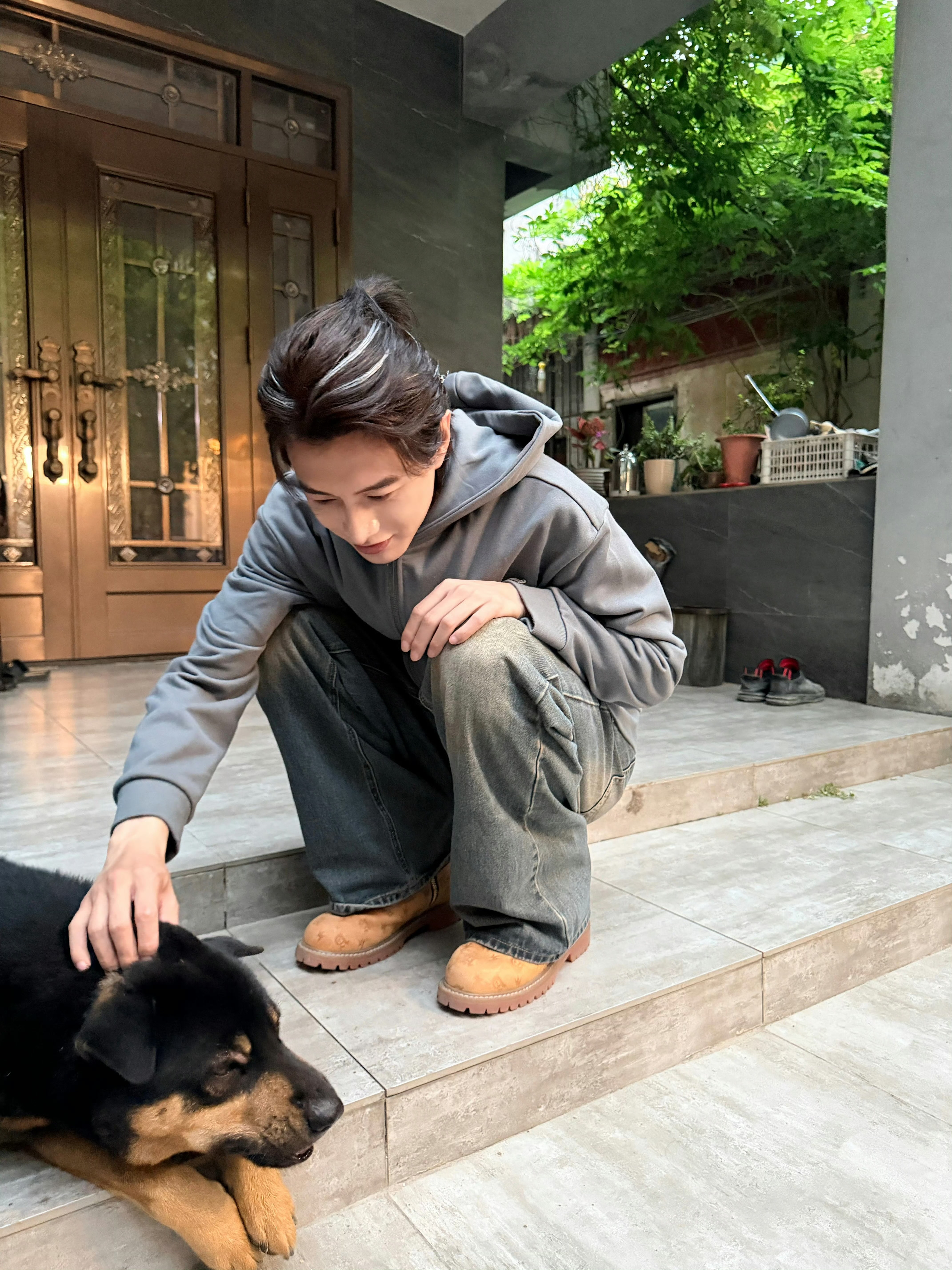 何健麒剧组拍戏间隙逗狗狗，两只小可爱呢