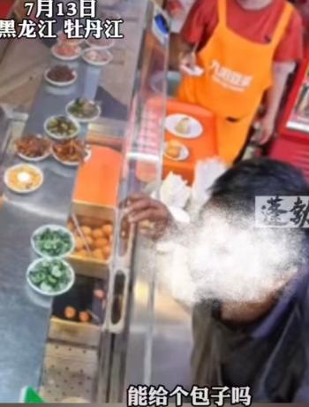 7月13日黑龙江牡丹江一家早餐小吃店，店里正常营业，前来消费的客人不算多。