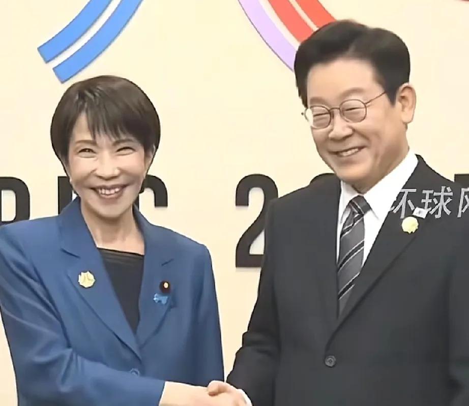 日韩首脑会晤,他俩互赠的礼品真的太逗了!高市早苗送李在明围棋棋子,李在明竟回赠海