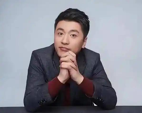 张雪峰说，当年我掏空四年的工资，给父母在东北买了房，他们正在装修的时候，我给他们