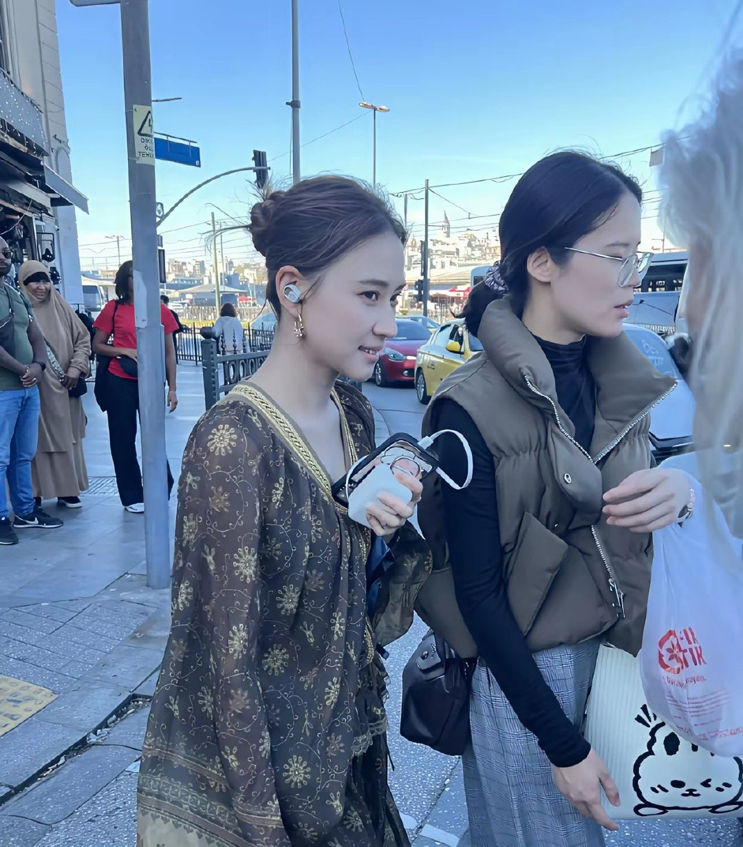 35岁何超莲土耳其被偶遇，贵妇裙配养生茶，网友：结婚多年没生娃，有钱有闲到处玩，谁不羡慕​​​​