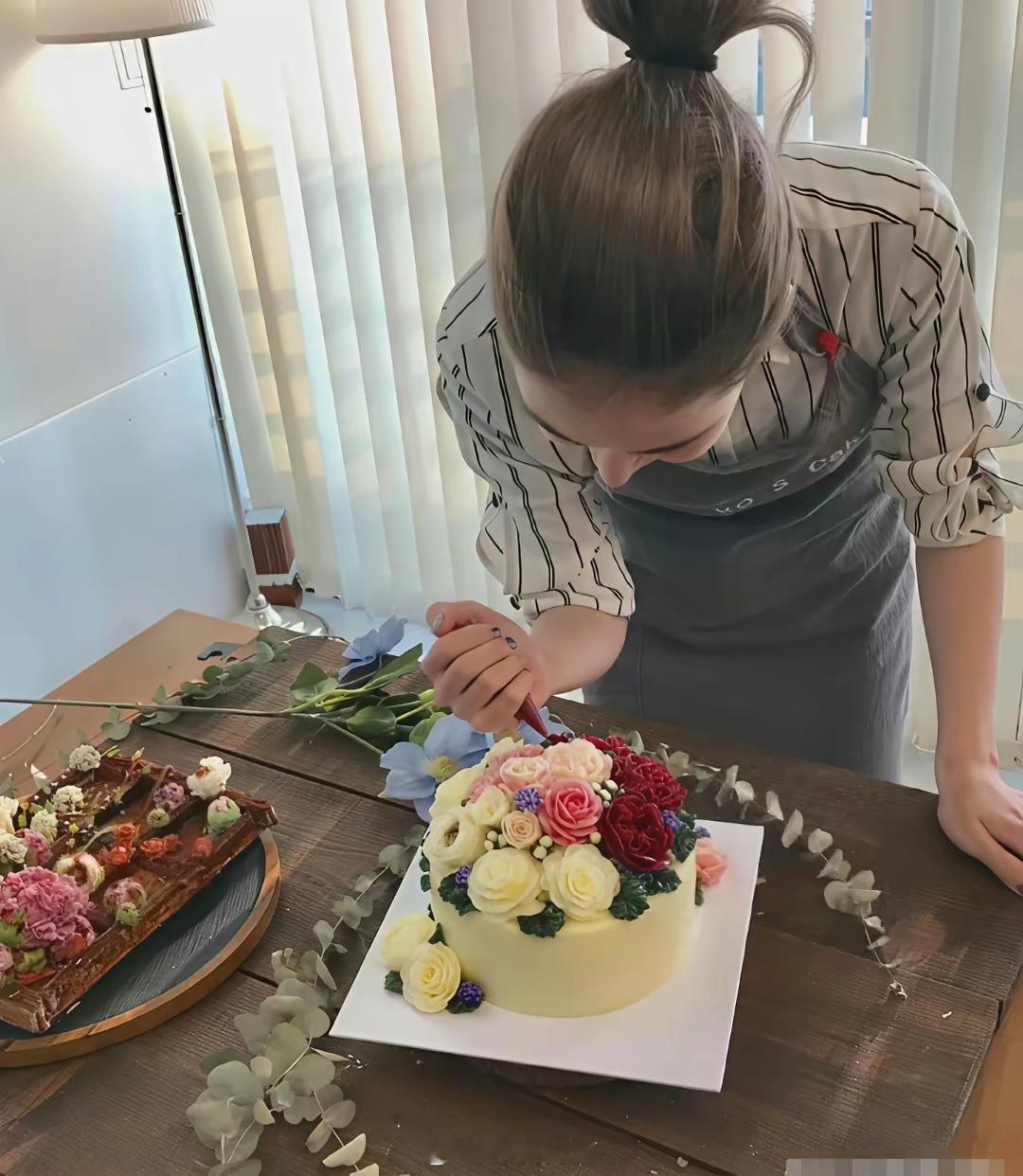 原来富豪太太，在家都不会闲着的，周杰伦老婆昆凌这蛋糕，感觉这卖相不开店可惜了。