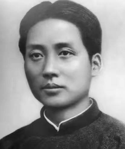 看到毛主席年轻时候的照片，再看看他儿子毛岸英的照片，笔者情不自禁流泪！毛主席