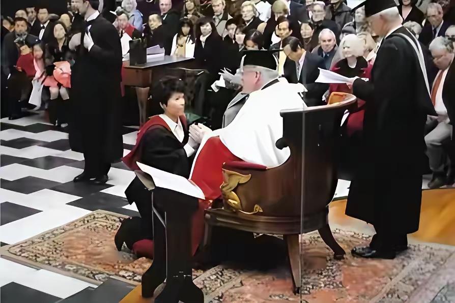 这是剑桥大学的毕业典礼，凡是毕业的学生，必须向校长下跪，才能拿到毕业证，原来以