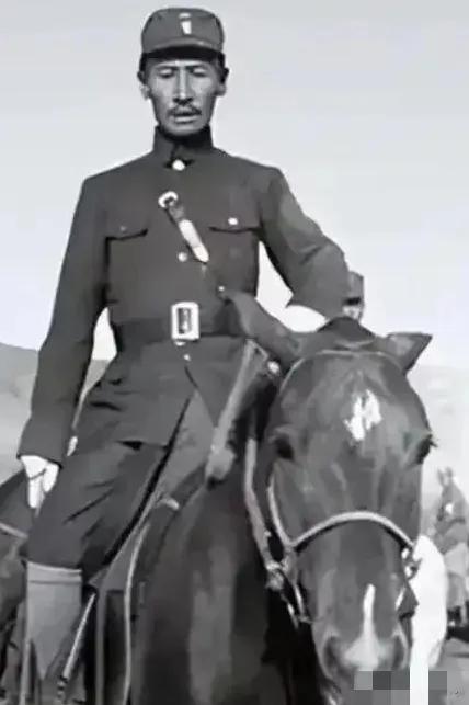 1932年，马占山宣布向日本投降，顿时国内上下骂声一片，然而在受降仪式上，马占山