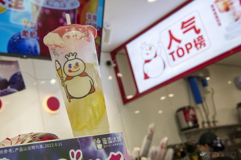 9元一杯的柠檬水终究还是撑不起近29万元的房租。最近蜜雪冰城在香港尖沙咀又关闭