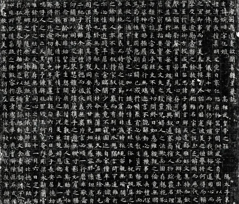 1972年，西安少陵原，一场难得一见的大雨，冲开了荒草疯长的古坟。人们称它为“簸
