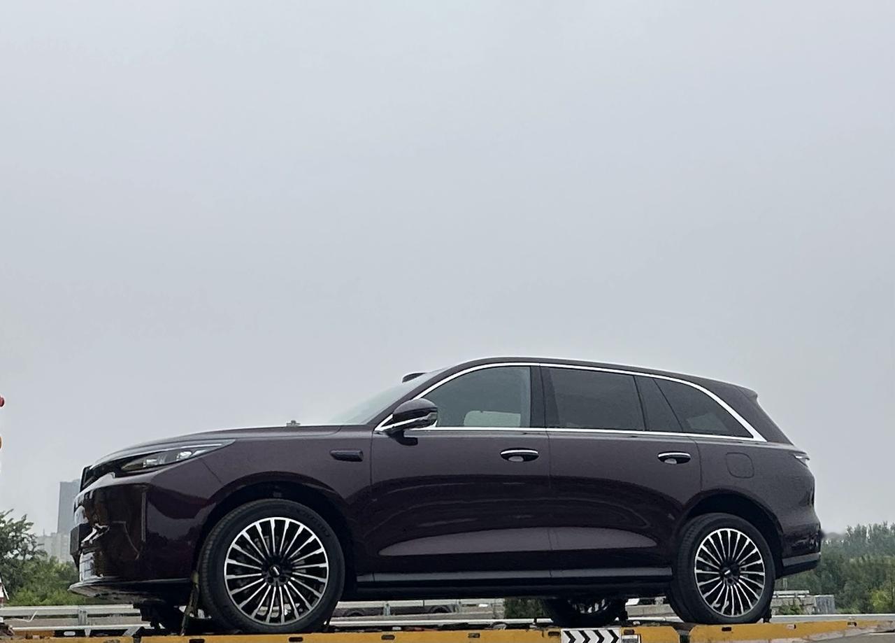感觉魏牌V8X很像五座版蓝山，看了实车后，也是很震惊，这个五座SUV，坐进去是真
