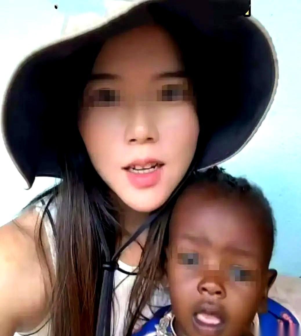 刷到一个视频，现在已经被删了，但那个画面我忘不掉。一个93年的单亲妈妈，旁边坐