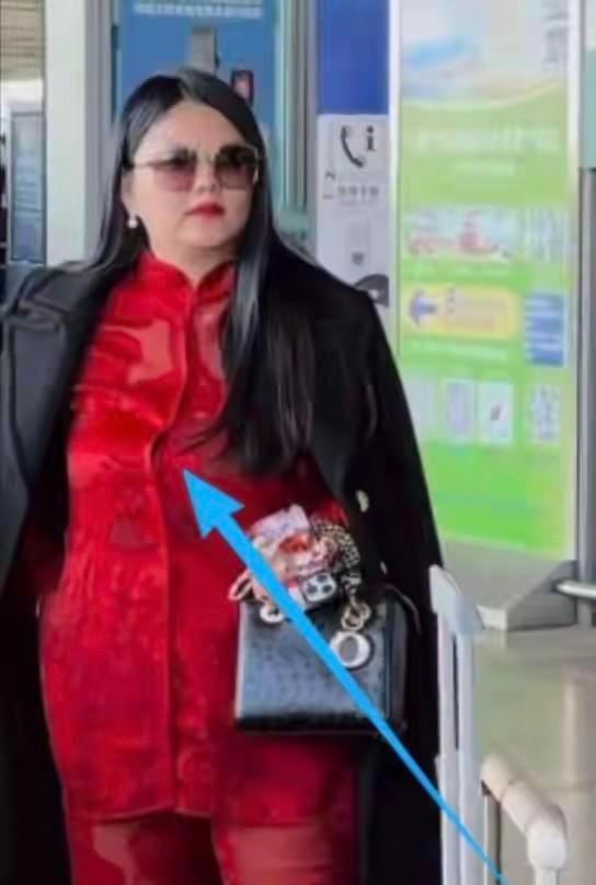 李湘胖了6.8斤，没躲，没删，直接开直播。她把尴尬拍成视频，挂个链接，说：来，