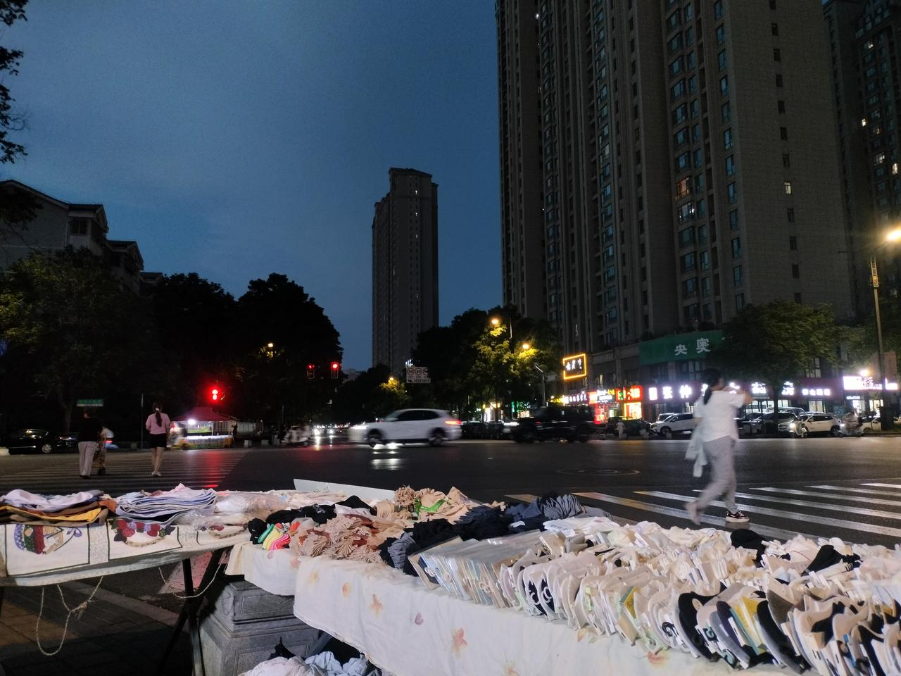 看天吃饭到底看谁的脸？不知道别的地方天气预报准不准，反正洛阳这边不是忽悠就是蒙