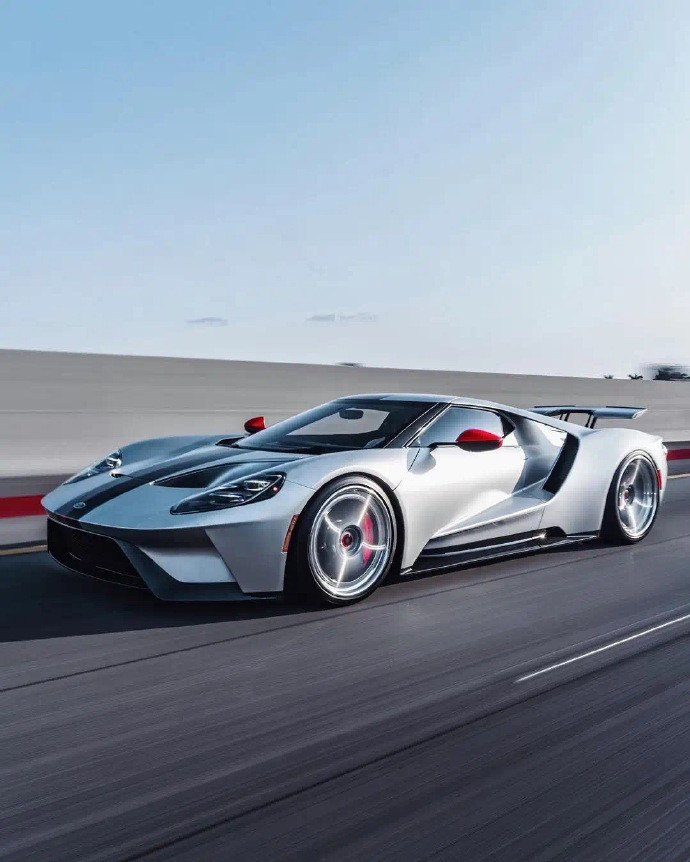 福特GT！采用3.5升EcoBoostV6双涡轮增压发动机！综合马力700匹