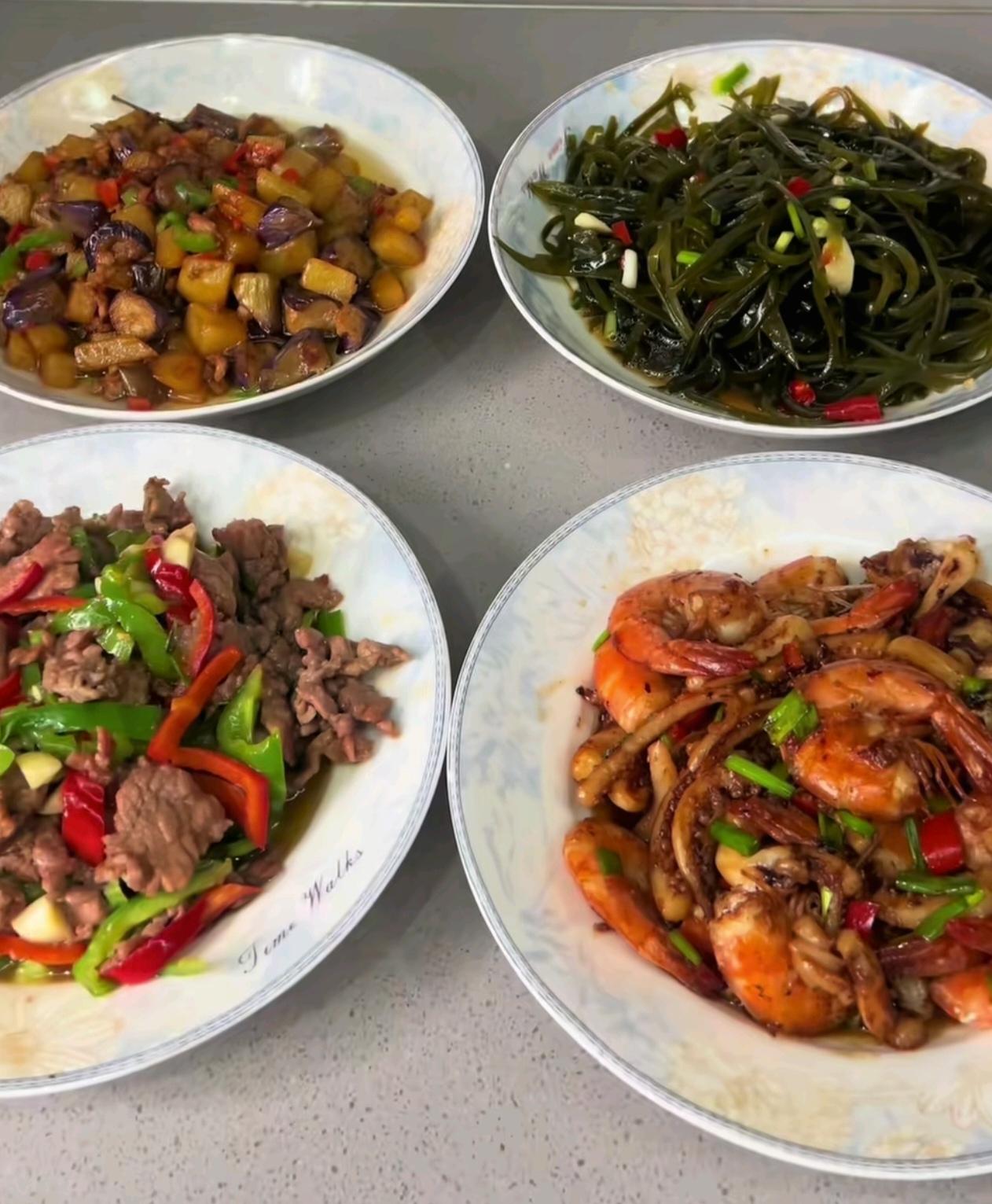 前些天去乡下堂嫂家吃饭，堂嫂做的一桌家常菜清淡入味，几乎没放重调料，却格外好吃。