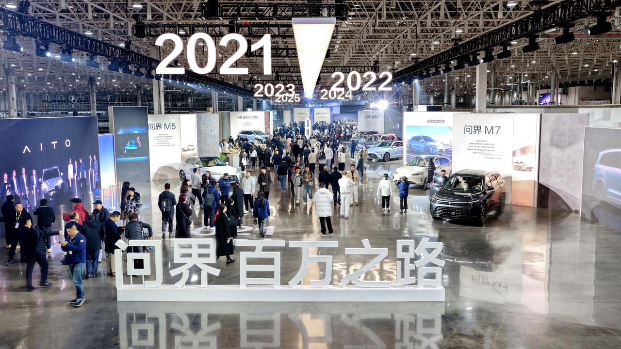 来晒一晒问界100万辆整车下线仪式的现场。仪式在赛力斯超级工厂里举行，也就是在重