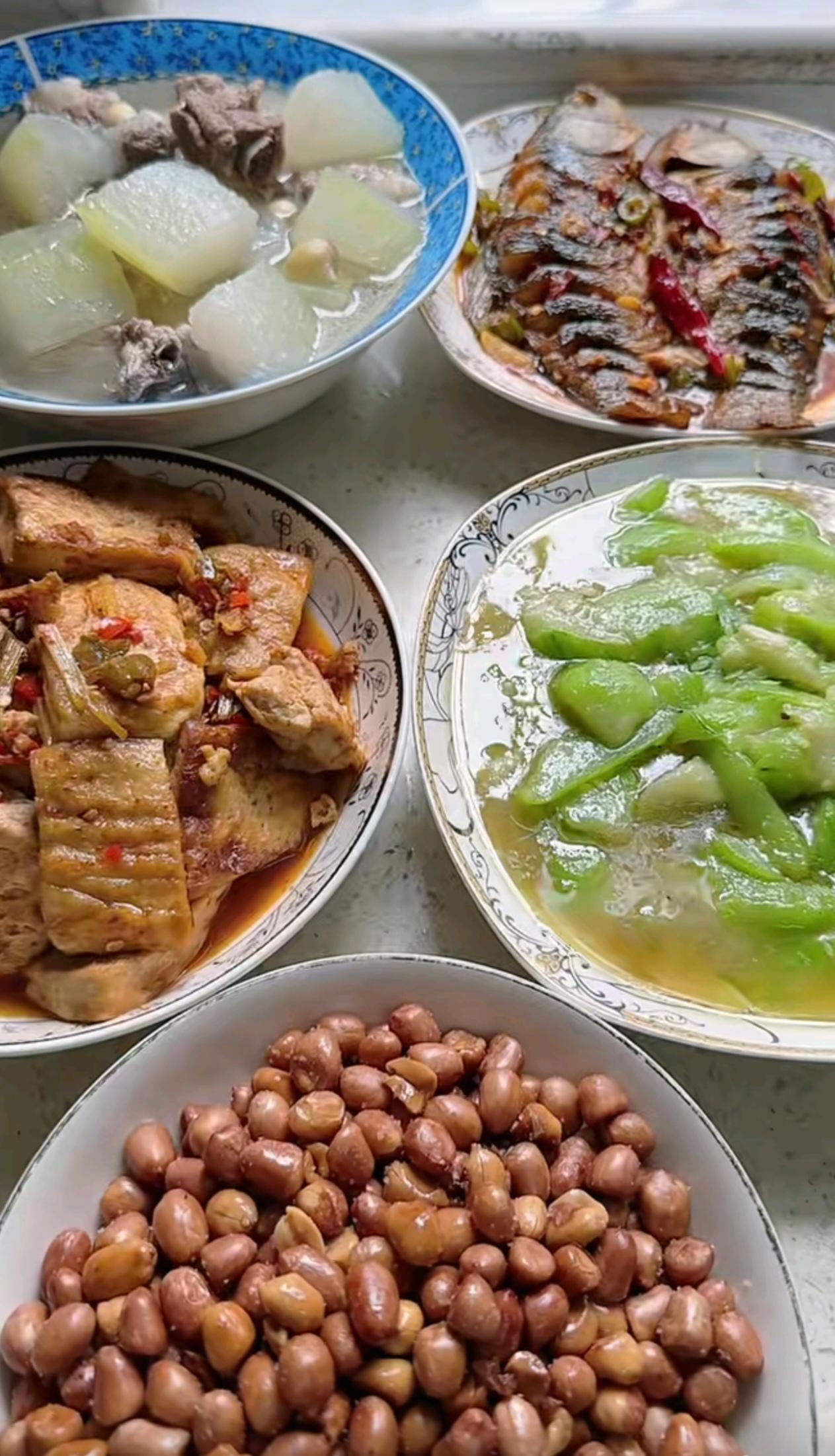 暑假孩子去乡下小叔家，小婶待人十分热情，一日三餐安排得很丰盛，顿顿好几盘菜，荤素
