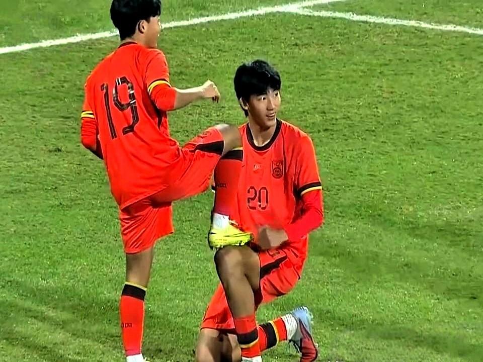 国少上半场4比0领先了，万项仍嫌少。文莱队的守门员光上半场就被六次洞穿球门，还