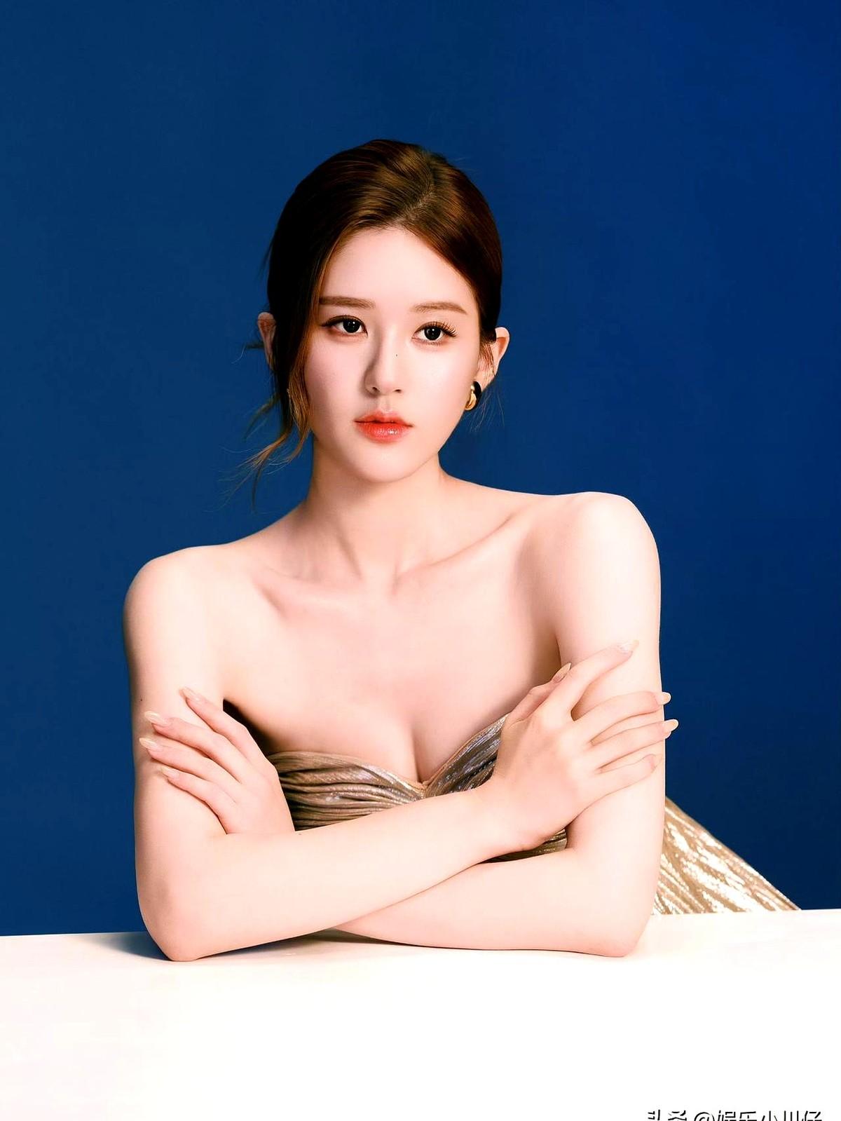 赵露思这状态，真的绝了！随便一个坐姿，都像拍大片。最近她这组鎏金抹胸礼裙照，