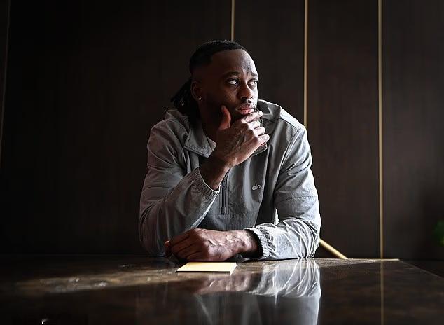 万比萨卡专访谈及曼联“当我转会到曼联后，我真的很想家，尤其是我的家人和朋友。训练