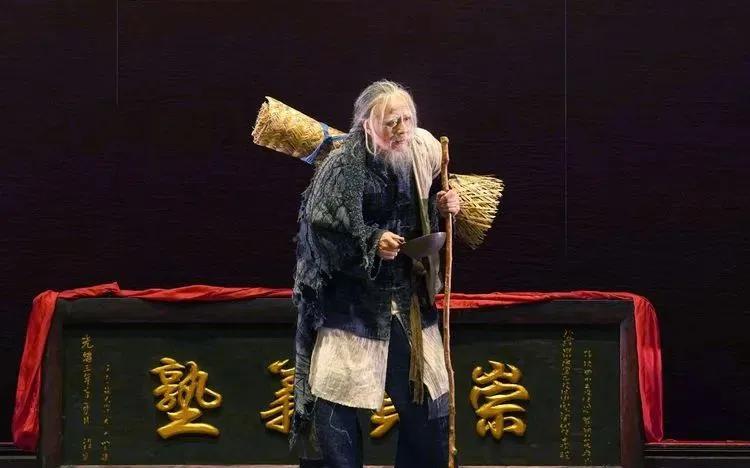一天，一个乞丐被恶狗围住，却不慌不忙地念道：“黑狗白狗都别咬，我是武豆沫儿跑不了