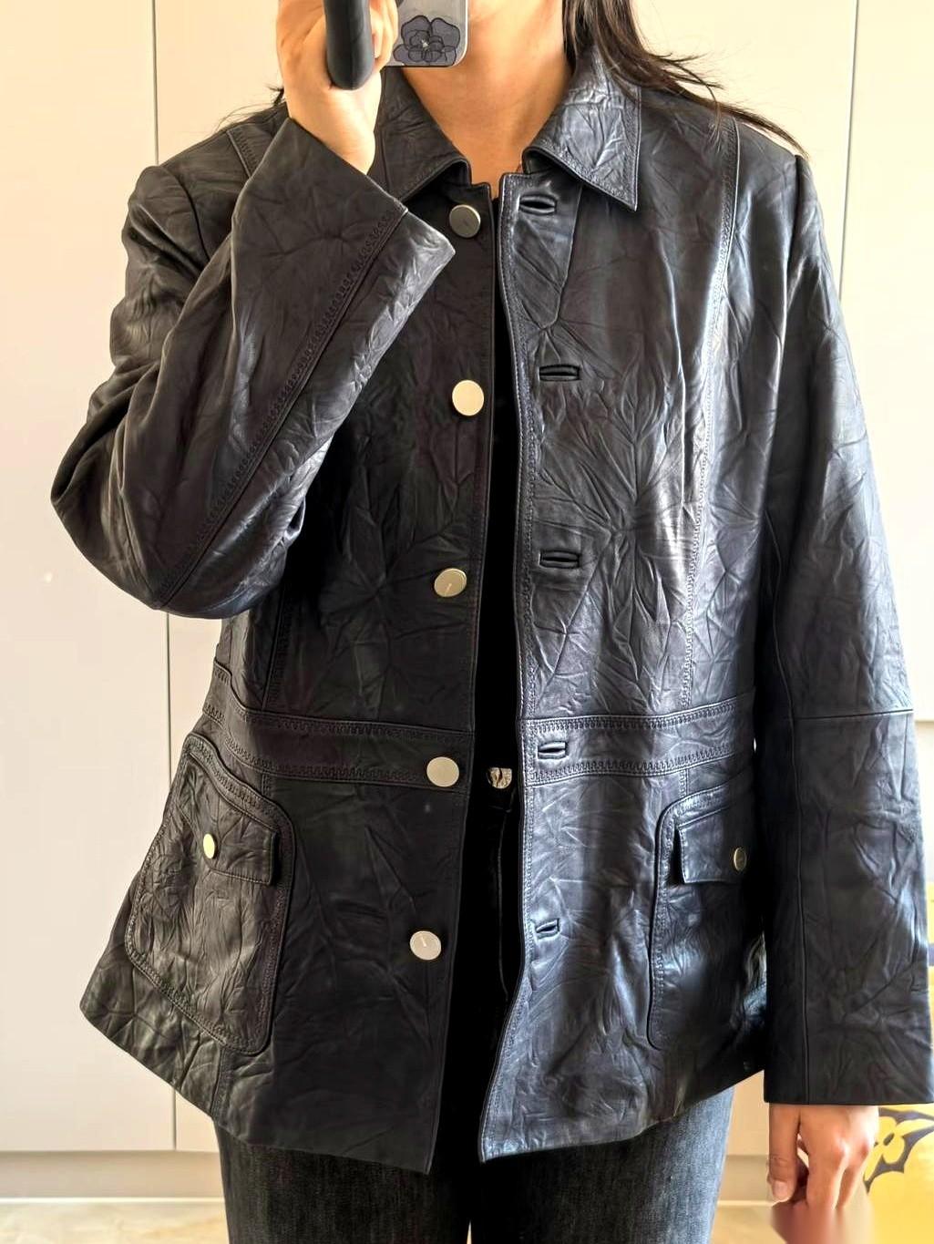 整理衣柜，翻出来一件皮衣。十年前，4500块。就穿过两次。我的天，当年真是