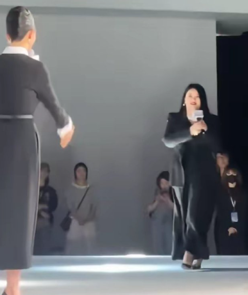 最佩服李湘的是，这个吨位了，还能坚持穿这么细的高跟鞋，真的不累，脚不疼嘛，话说这