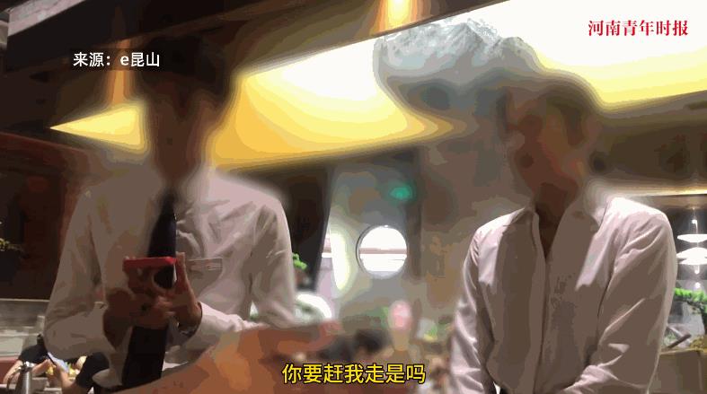 “离了个大谱！”近日，上海，一男子到餐厅吃饭时，直接要了一个大桌说自己有很多朋友