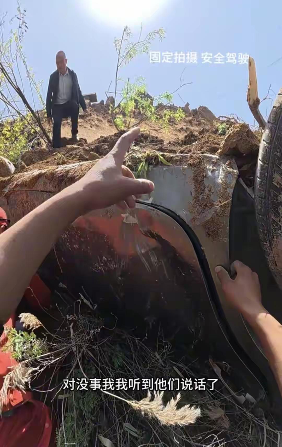 刚刚发生在甘肃庆阳镇原县的。突然山体滑坡，把国道都压没了！正好一辆小车路过，被